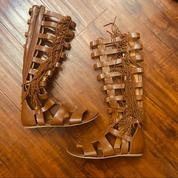 Like New MIA Brown Tan Cognac Knee High Gladiator Fringe Sandals 8.5 - Picture 3 of 7